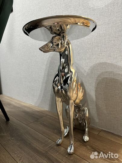 Статуя собаки с подносом
