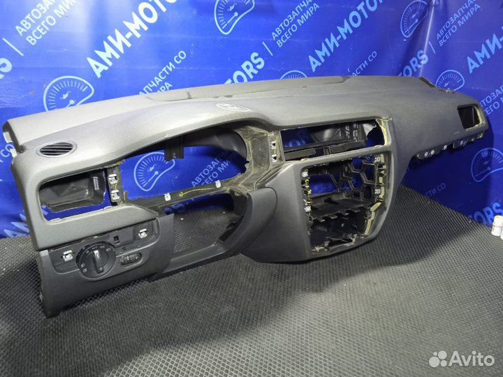 Торпедо Volkswagen Jetta 2014