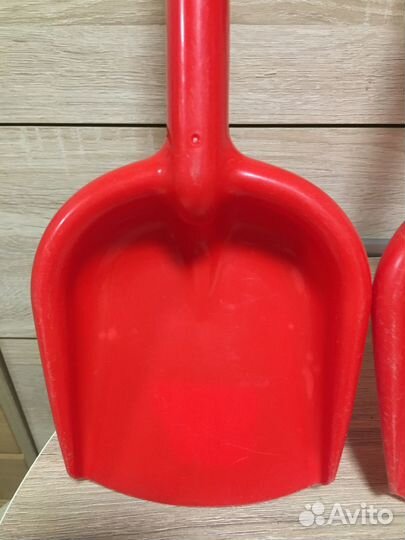 2 лопаты и грабли