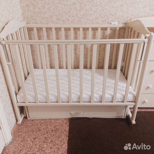 Детская кроватка с маятником и ящиком