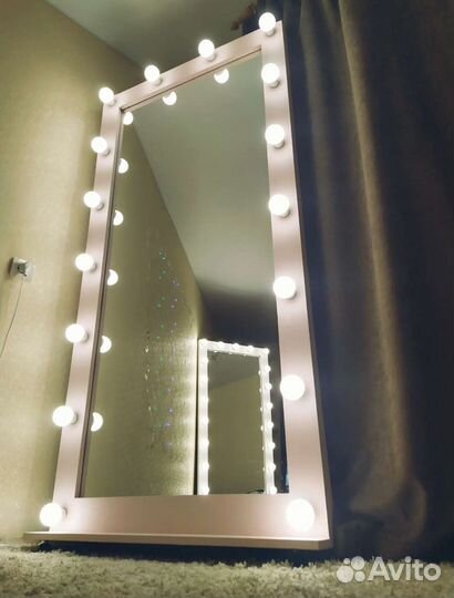 Гримерное зеркало с лампочками
