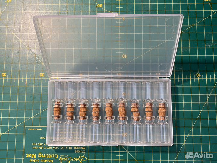 Контейнер со стеклянными бутылочками