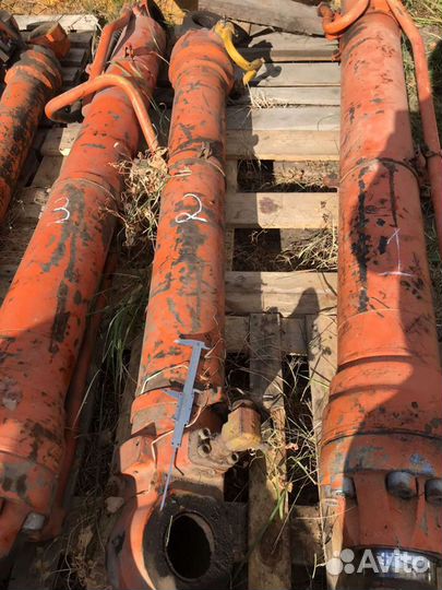 Гидроцилиндры от экскаватора Hitachi Хитачи