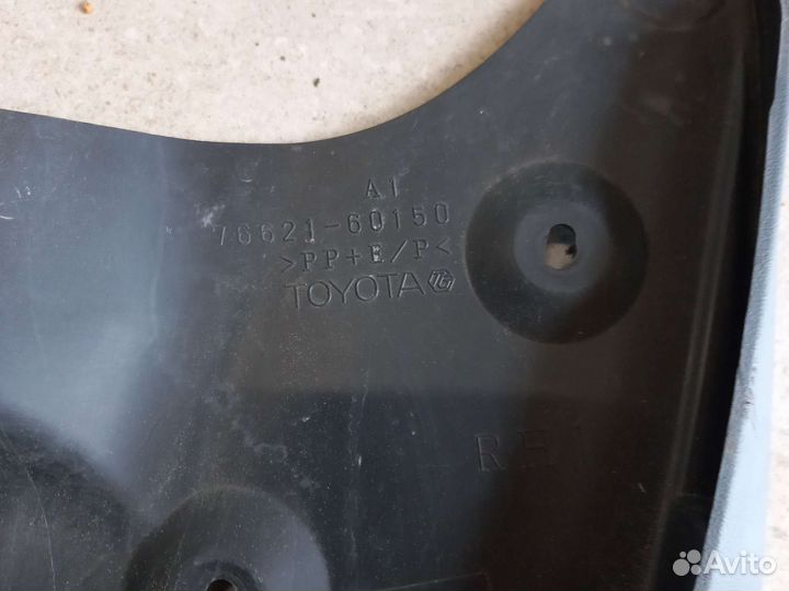 Брызговик передний R L Toyota Land Cruiser 200