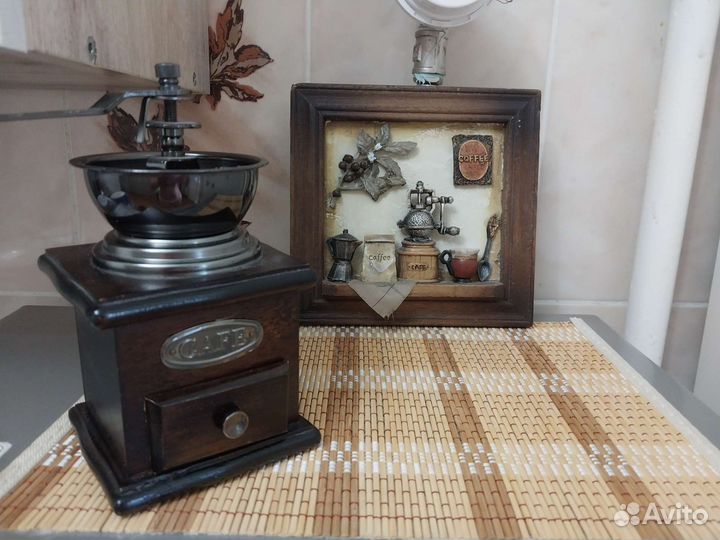 Механическая кофемолка и декоративное панно