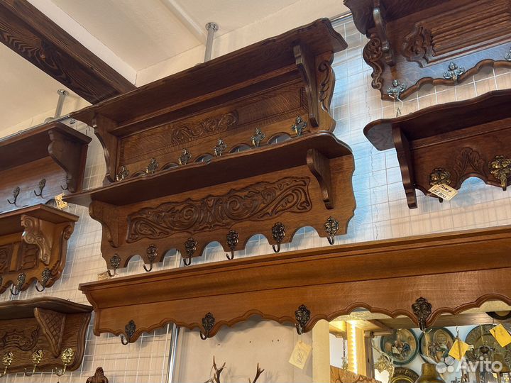 Дубовая полка с латунными крючками