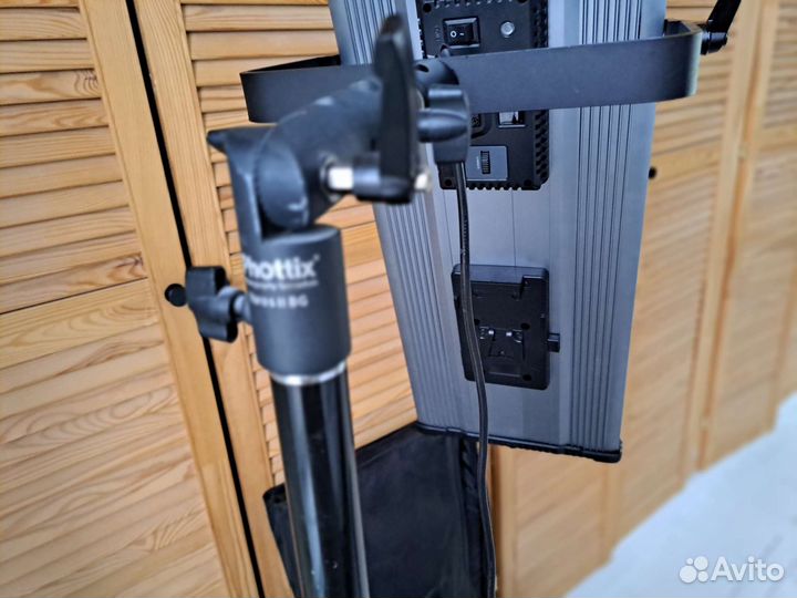 Постоянный свет UltraPanel 1806 LED + стойка