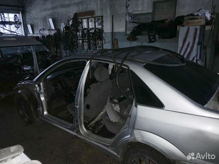 Кузов седан с документами Ford Focus 98-04