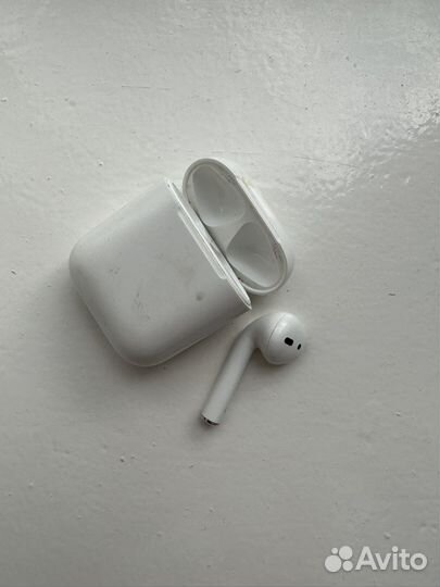 Наушник AirPods левый с чехлом