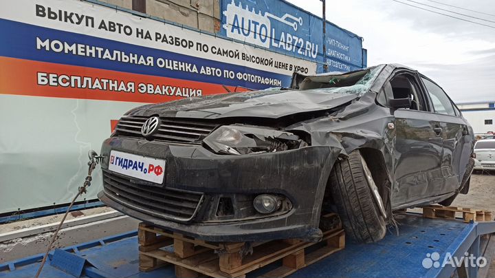 Крышка багажника Volkswagen Polo Sedan (Mk5) 6RU827025A. Дефекты