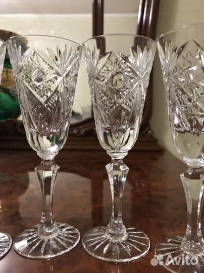 Хрустальные рюмки на ножке