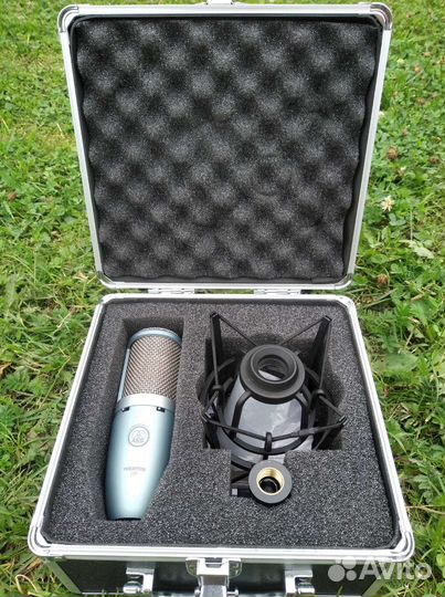 Студийный микрофон akg р220