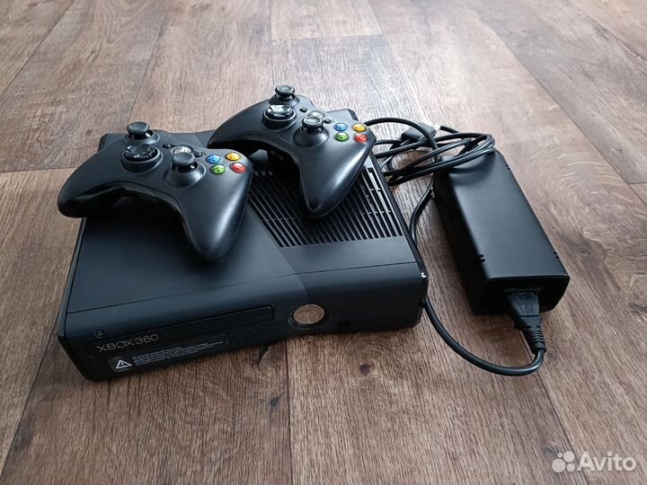 Xbox 360 + геймпада (под ремонт)