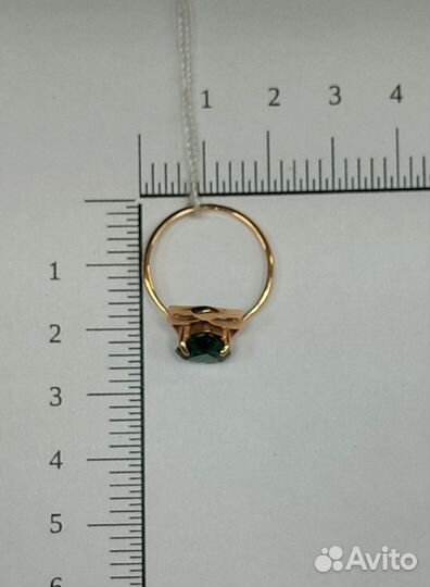 Кольцо с синтетическим камнем Золото