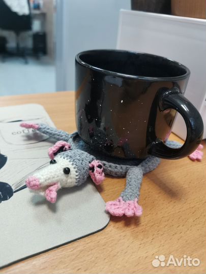Вязанный опоссум под кружку