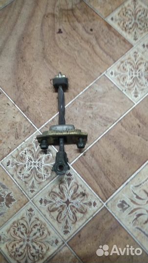 Ограничитель двери toyota camry 30