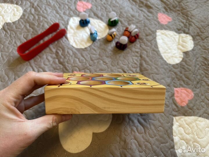 Деревянный сортер пчелы в улье