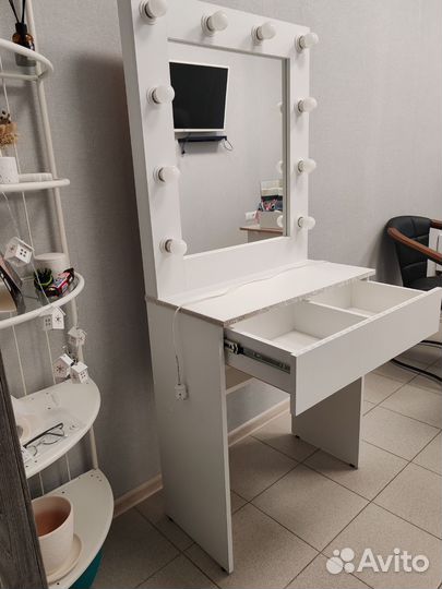 Туалетный столик с зеркалом и подсветкой