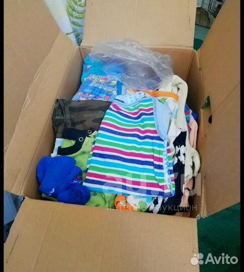 Ящик с детскими вещами