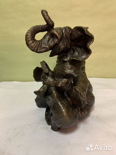 Слоненок с мамой