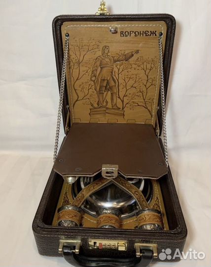 Подарочный набор кейс чемодан для пикника Посуда