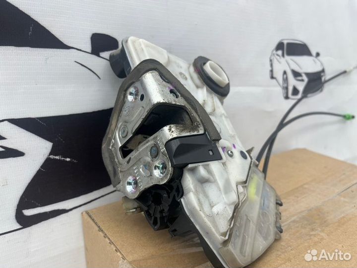 Замок двери передний левый Toyota Corolla 180