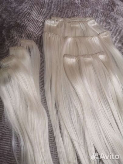 Волосы на заколках блонд