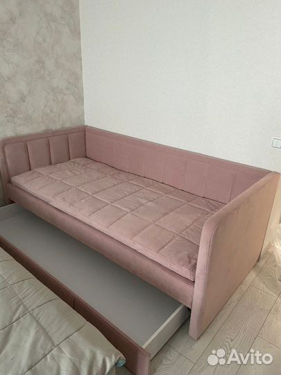 Мягкая кровать диван детская на металлокаркасе