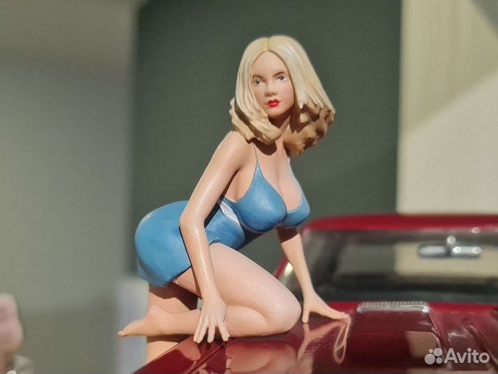 Фигурка 1/18. Девушка на капот