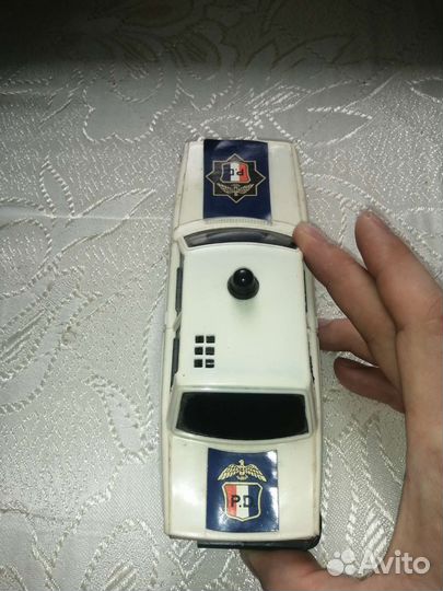 Модель автомобиля заводная