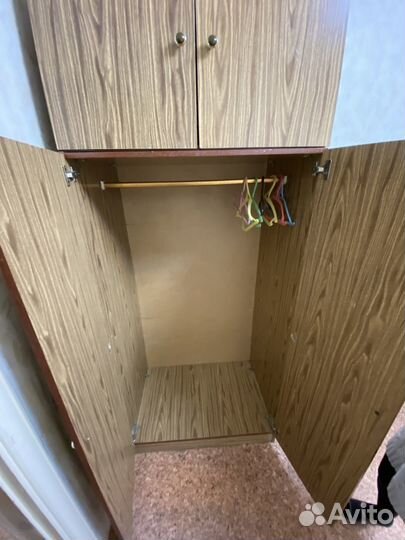 Мебель (шкафы и диван)