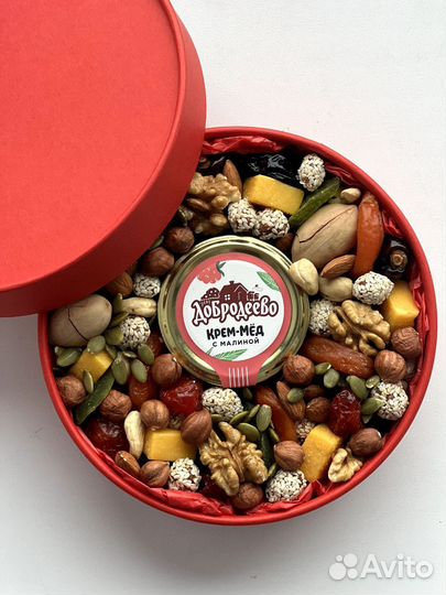 Бокс с орехами и сухофруктами