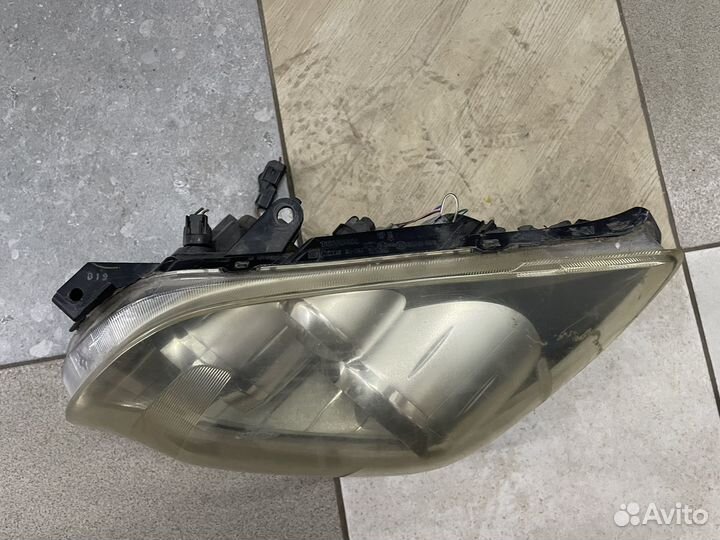 Фара передняя левая ксенон Toyota Avensis T250