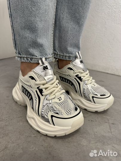 Кроссовки женские весна