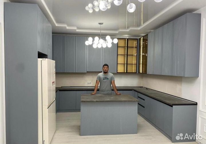 Кухня угловая с островком