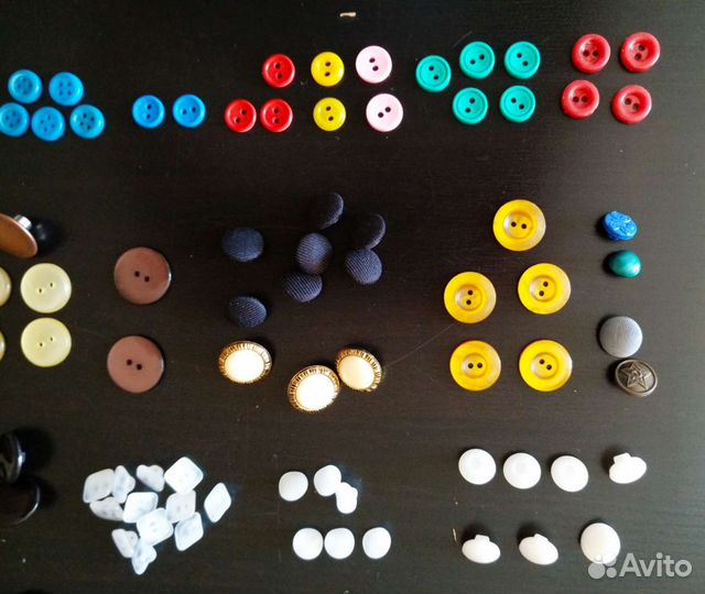 Пуговицы разных цветов и размеров, кнопки, крючки