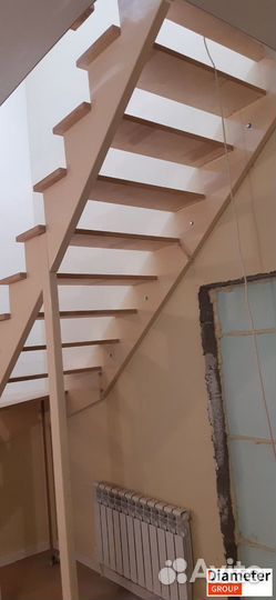 Угловая лестница с подиумными ступенями