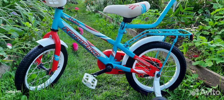 Детский велосипед с ручкой