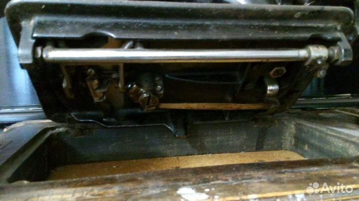 Антикварная швейная машинка