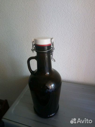 Бутылка с плотно закрывающейся крышкой