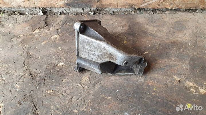 Кронштейн двигателя правый Audi A8 D2 1998-2003