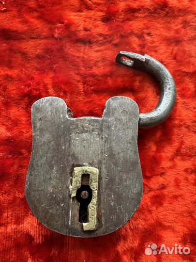 Старииный навесной замок царский