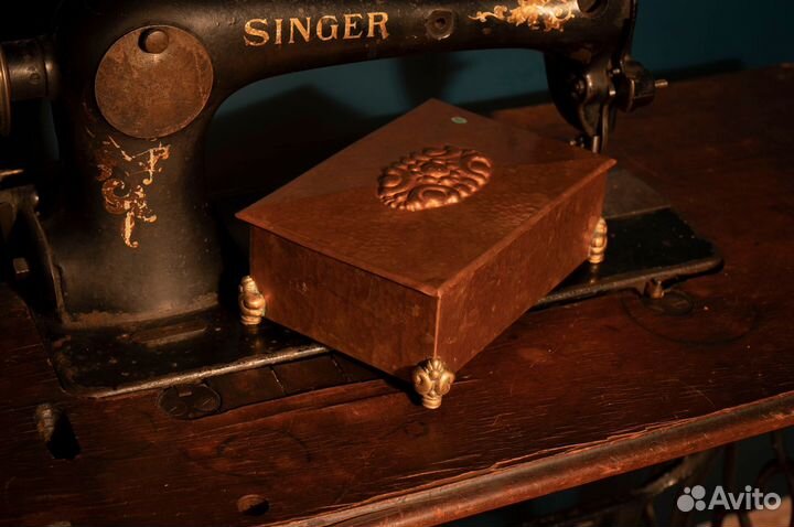 Старинная медная шкатулка