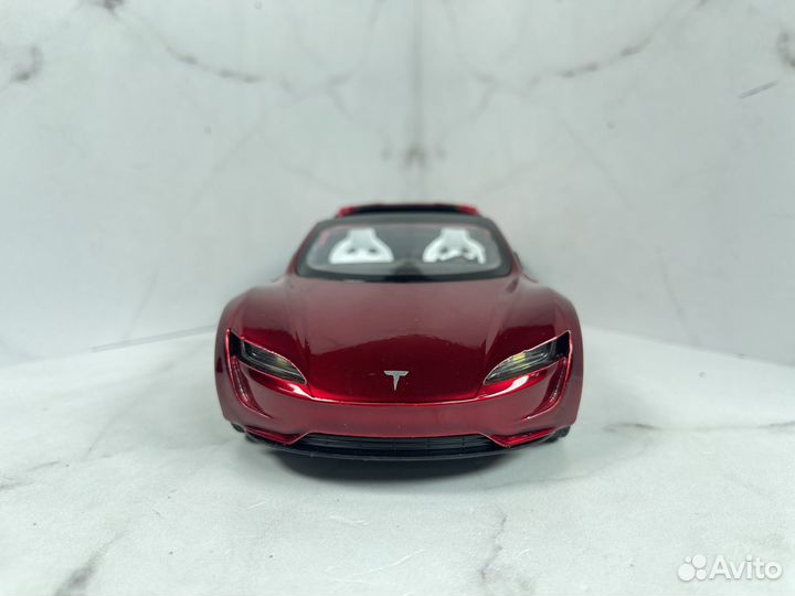 Модель машины Tesla Roadster 1:24 Красная