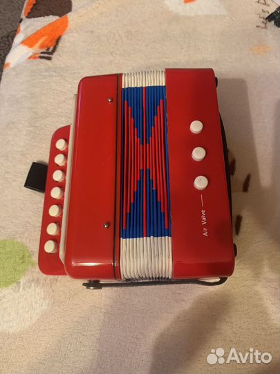 Гармошка детская. Играет