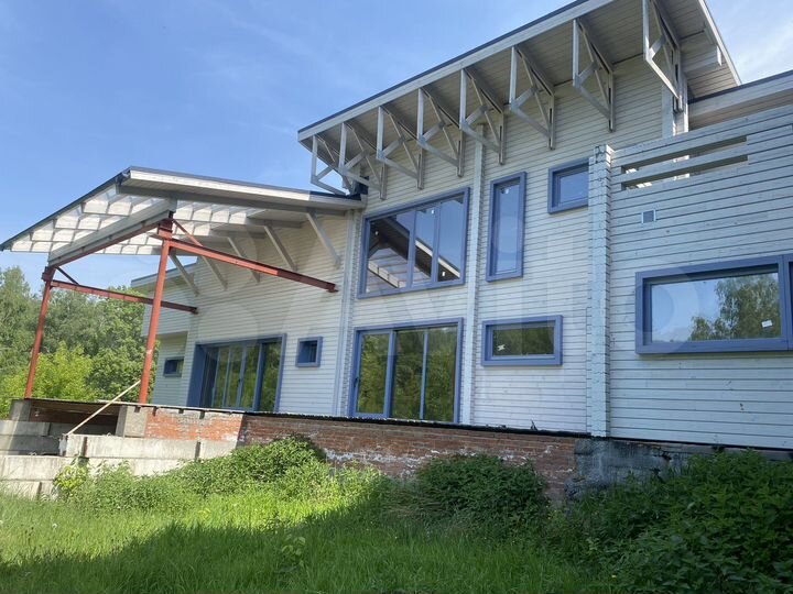 Коттедж 823,1 м² на участке 20 сот.