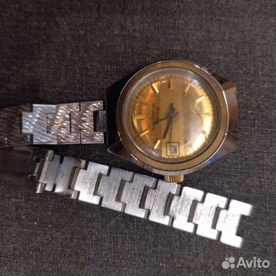 Часы женские спутник, луч, чайка, будильник Слава