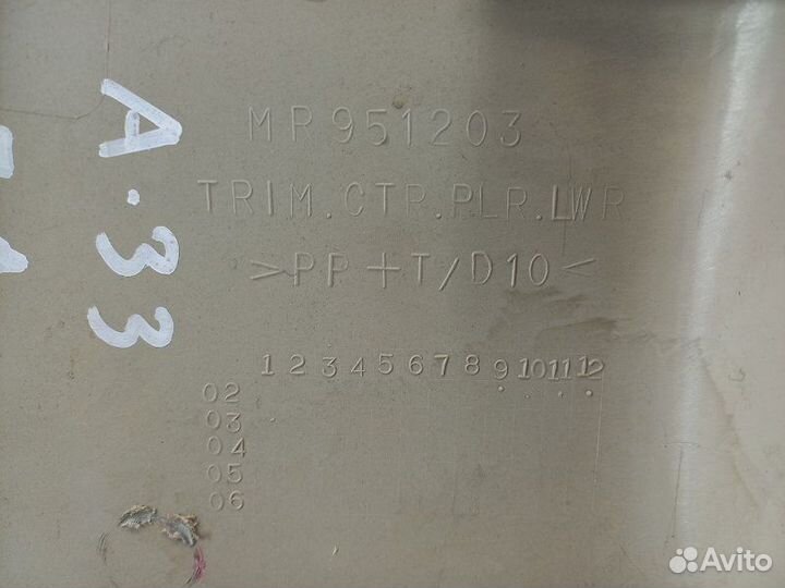 Обшивка стойки центральной левая Mitsubishi Colt 6