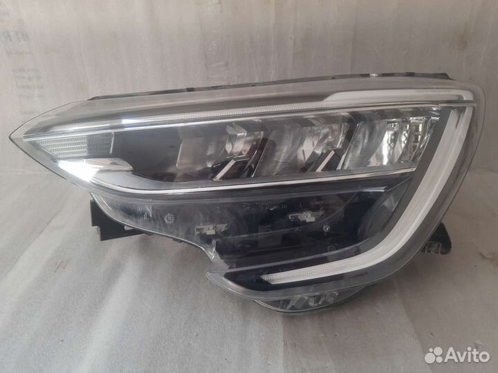 Renault Arkana фара левая