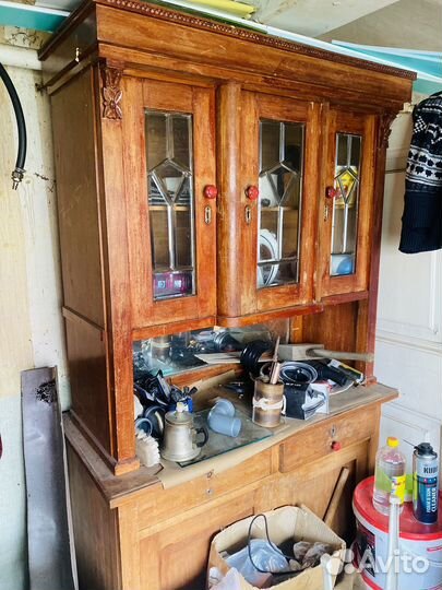 Старинный антикварный шкаф буфет
